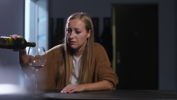 Solitaire jolie femme après le divorce pleurer à la maison
 - Séquence, vidéo