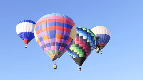 アルバカーキの熱気球フェスティバルに浮かぶカラフルな熱気球 - 写真・画像