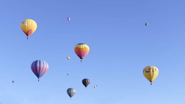 Globos coloridos de aire caliente flotando en el Festival de Globos de Albuquerque
 - Foto, imagen
