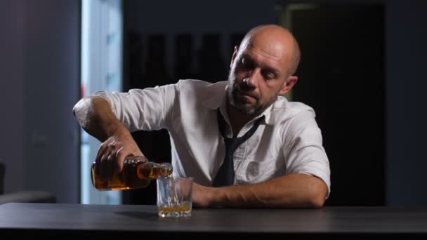 Empregado demitido durante crise beber em desespero
 - Filmagem, Vídeo