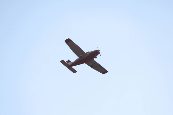 avion léger monomoteur volant dans le ciel
 - Photo, image