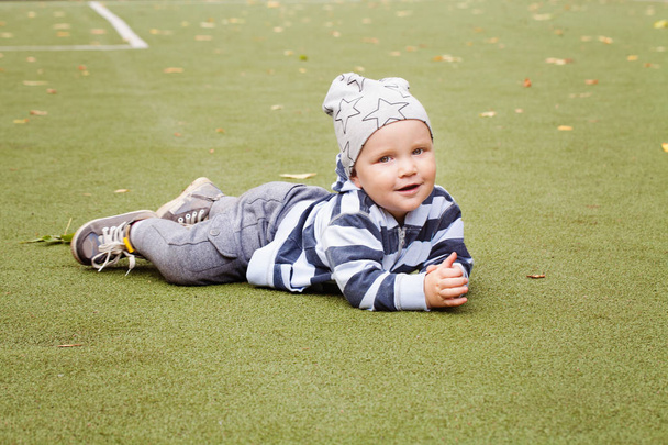 Niño feliz al aire libre, niño pequeño 1-2 años
 - Foto, Imagen
