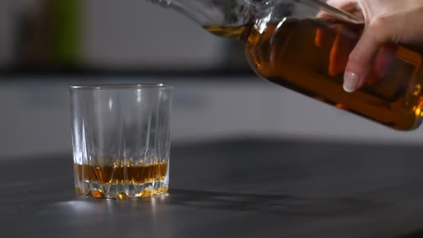 Boozer femminili mano versando alcol nel vetro
 - Filmati, video