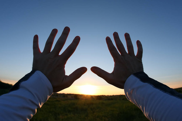 alzato le mani sullo sfondo del tramonto
 - Foto, immagini