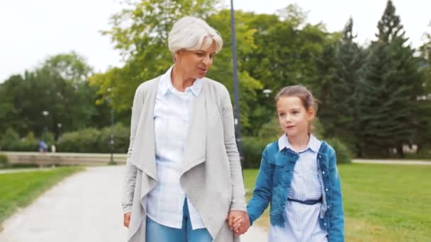 Großmutter und Enkelin spazieren im Park - Filmmaterial, Video
