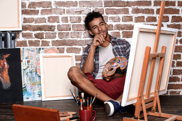 Jovem artista afro-americano quadro de pintura em oficina
 - Foto, Imagem