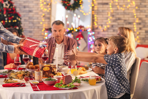 ευτυχισμένη οικογένεια έχουν χριστουγεννιάτικο δείπνο στο σπίτι - Φωτογραφία, εικόνα