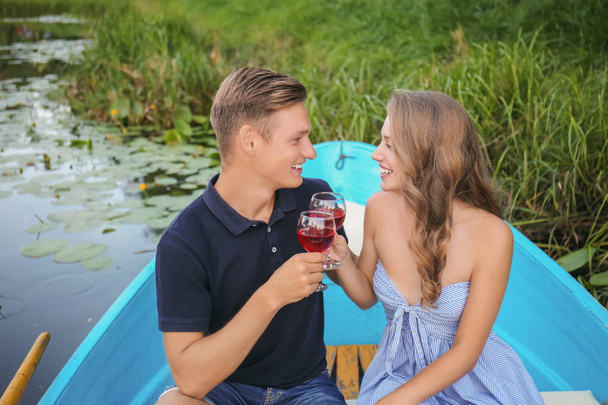 Söpö nuori pari ottaa romanttinen päivämäärä veneessä
 - Valokuva, kuva