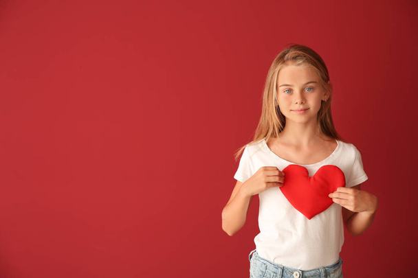 Ładna dziewczynka z czerwonym sercem na kolor tła - Zdjęcie, obraz