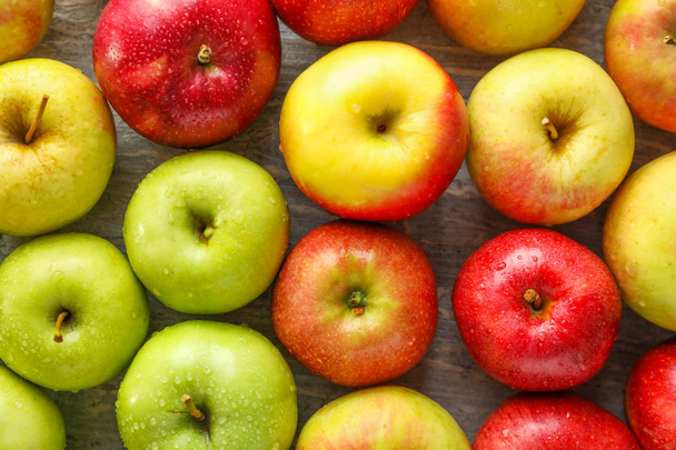Different ripe fresh apples - Foto, afbeelding