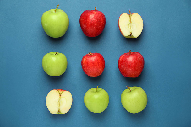 Περικοπή και ολόκληρα φρέσκα μήλα σε χρώμα φόντου - Φωτογραφία, εικόνα