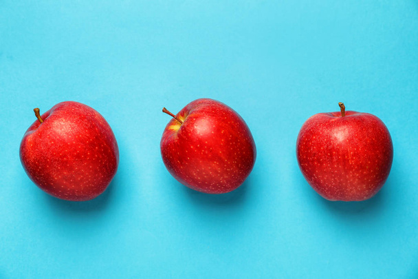 Ώριμα κόκκινα μήλα σε χρώμα φόντου - Φωτογραφία, εικόνα
