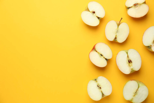Вырезать свежие яблоки на цветном фоне
 - Фото, изображение