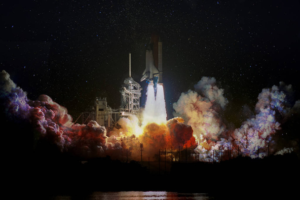 Kosmická loď spuštění v noci, krajina s barevné mraky kouře a galaxy pozadím. Prvky tohoto obrázku jsou podle Nasa. - Fotografie, Obrázek
