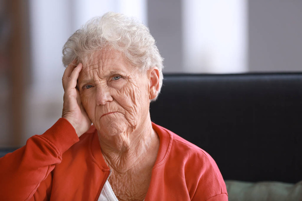 Депрессивная пожилая женщина дома
 - Фото, изображение