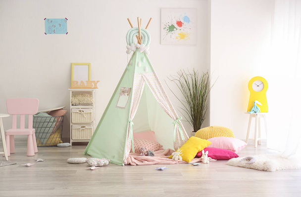 子供部屋のインテリアは居心地の良い再生テント - 写真・画像