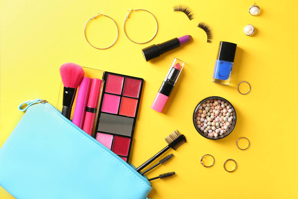 Set von dekorativer Kosmetik auf farbigem Hintergrund, flache Lage - Foto, Bild