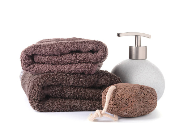Temiz yumuşak havlu ve banyo ürünleri beyaz arka plan üzerinde - Fotoğraf, Görsel