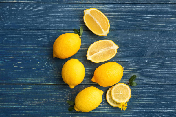 Ripe juicy lemons on wooden background, flat lay - Фото, зображення