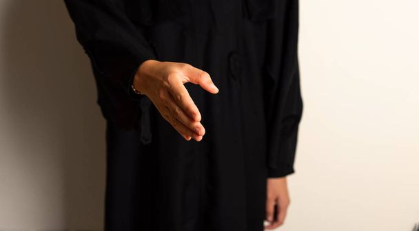 Muzułmanka, oferując uścisk dłoni z bliska - Zdjęcie, obraz
