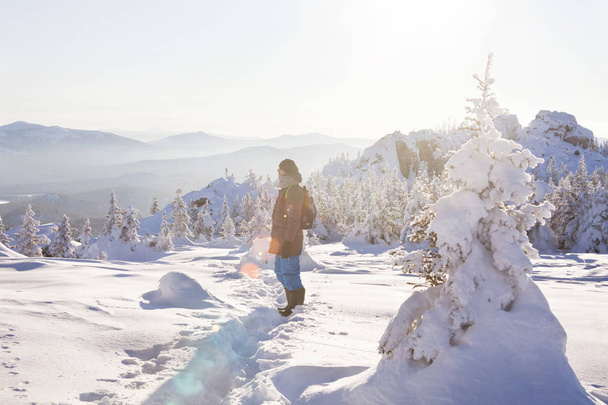Человек в лесу на Горном хребте Зюраткуль, зимний пейзаж. Снег
 - Фото, изображение