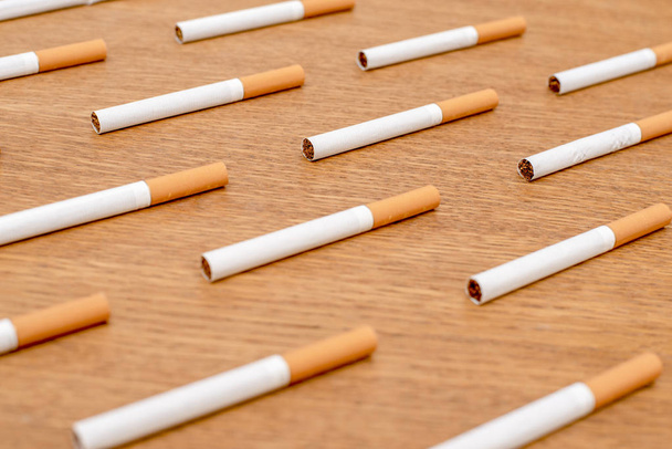 Білі сигарети з помаранчевим фільтром вишиті в порядку
 - Фото, зображення