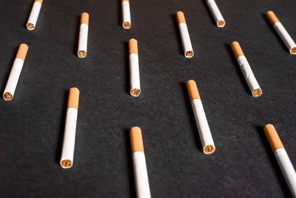 Білі сигарети з помаранчевим фільтром вишиті в порядку
 - Фото, зображення