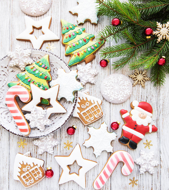 Biscuits de Noël et sapin de Noël sur une vieille table en bois blanc
 - Photo, image