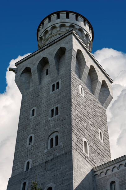 Neuschwanstein Şatosu Kulesi (New Swanstone Castle - Schloss Neuschwanstein XIX. yüzyıl), Bavyera Alpleri'nde Almanya işareti.  - Fotoğraf, Görsel