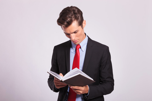 молодой бизнесмен читает книгу
 - Фото, изображение