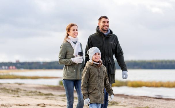 felice passeggiata in famiglia lungo la spiaggia autunnale
 - Foto, immagini