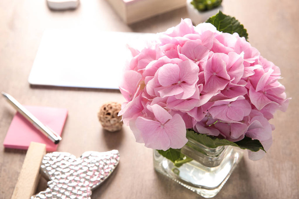 Jarrón de cristal con hermosas flores sobre mesa gris
 - Foto, Imagen