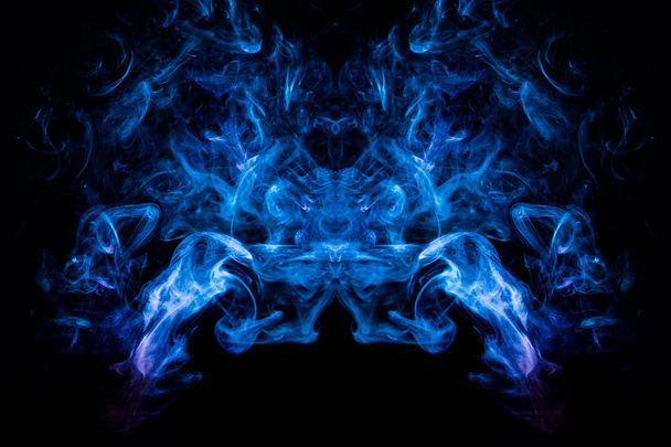 Σύννεφο του μπλε, κόκκινος καπνός με τη μορφή της ένα κρανίο, τέρας, δράκος σε ένα μαύρο απομονωμένη φόντο. Φόντο από τον καπνό του vape. Mocap για δροσερά μπλουζάκια - Φωτογραφία, εικόνα