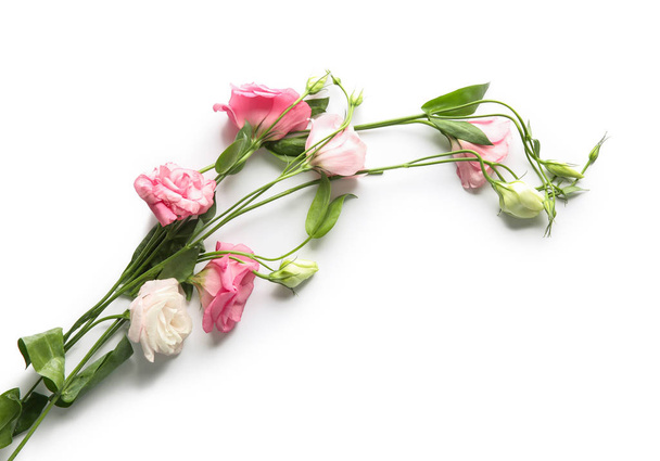 Gyönyörű eustoma virágok fehér háttér - Fotó, kép