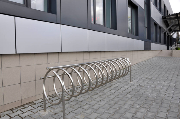 Parcheggio in metallo per biciclette dal design moderno
 - Foto, immagini