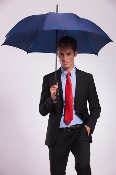 Homme d'affaires tenant parapluie
 - Photo, image