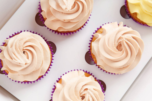 leckere Cupcakes im Karton - Foto, Bild