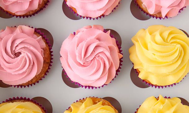 leckere Cupcakes im Karton - Foto, Bild