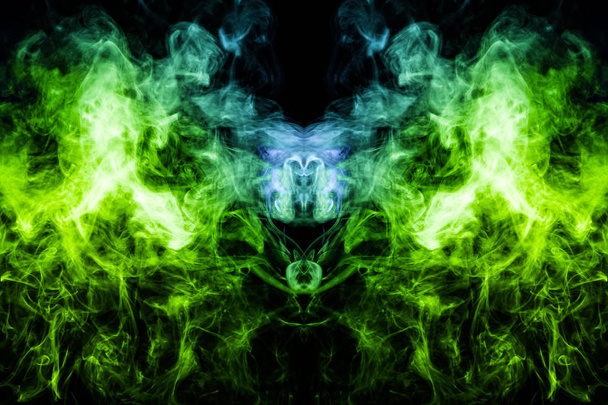 Nube de humo verde en forma de cráneo, monstruo, dragón sobre un fondo negro aislado. Fondo del humo del vapor. Mocap para camiseta fresca
 - Foto, imagen