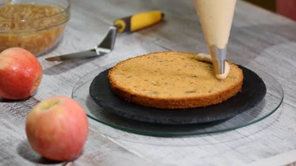 Faire le gâteau aux pommes au caramel dans la cuisine. Chef décorant avec un sac à pâtisserie à la crème
 - Séquence, vidéo