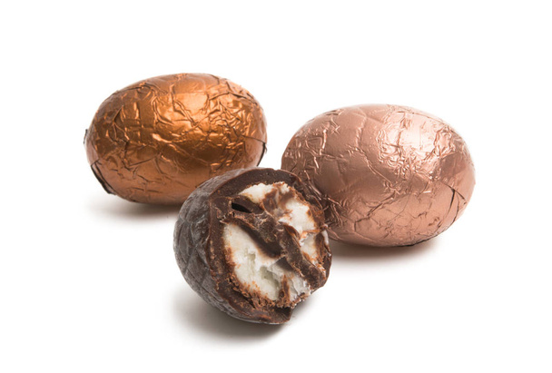 σοκολατένια αυγά σε χρώμα αλουμινίου που απομονώνονται σε λευκό φόντο - Φωτογραφία, εικόνα