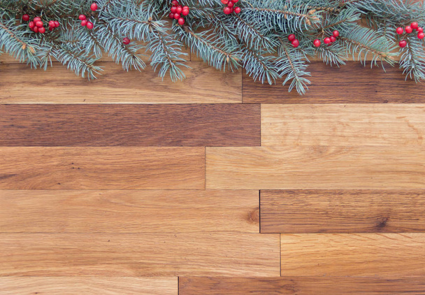 Weihnachten Holz Hintergrund mit Nadelbaum Zweig mit natürlichen roten Barry dekoriert. - Foto, Bild