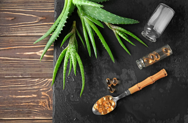 frische Aloe Vera mit Pillen auf Schieferteller - Foto, Bild