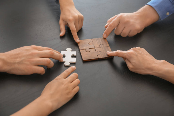 Obchodní tým sestavování puzzle na tmavý stůl. Rozdíl koncept - Fotografie, Obrázek