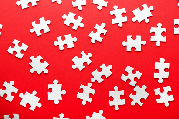Pieces of jigsaw puzzle on color background - Foto, afbeelding
