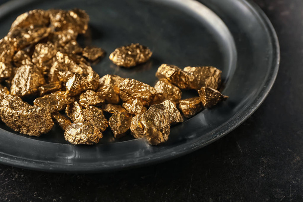 Gold nuggets on metal plate, closeup - Valokuva, kuva