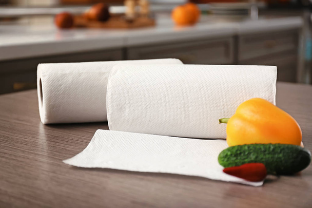 Rouleaux de papier essuie-tout avec des légumes sur la table de cuisine
 - Photo, image