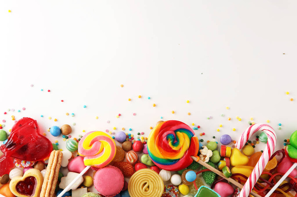 caramelle con gelatina e zucchero. colorata gamma di diversi dolci e dolcetti per bambini
 - Foto, immagini