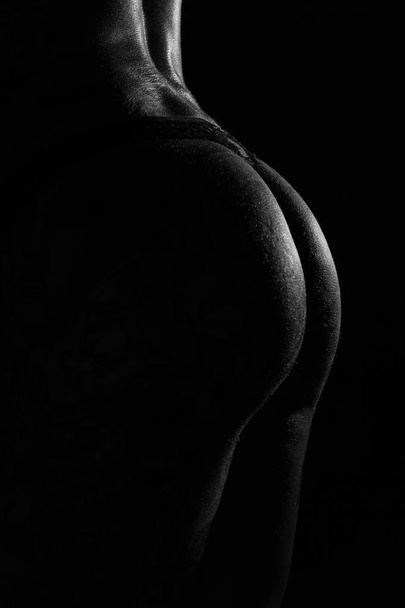 Fekete-fehér bodyscapes roham tetovált nő - Fotó, kép