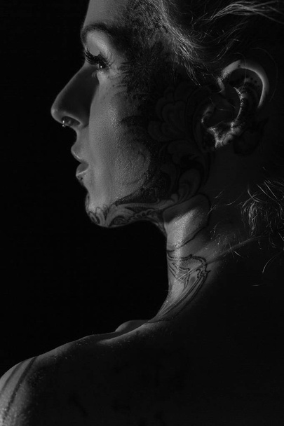 Μονόχρωμη bodyscapes από μια τακτοποίηση τατουάζ γυναίκα - Φωτογραφία, εικόνα